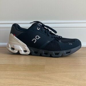 On Cloudflyer 4, Black | White. size US 11